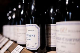 Rayonnage de bouteilles de vin dans la boutique d un caviste