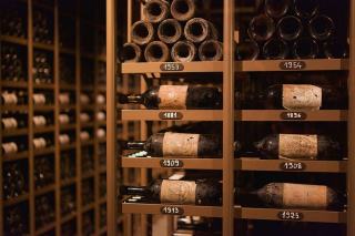 Quantité de vin par personne : le calcul qui évite la panne